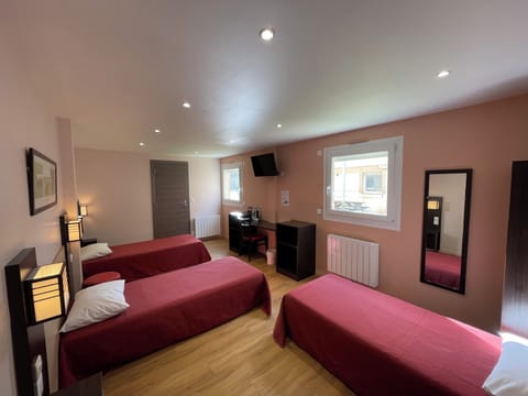 Triple Room | Desk, free WiFi, bed sheets, wheelchair access