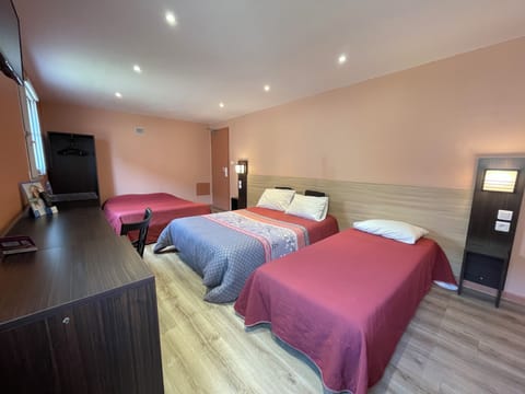 Family Room | Desk, free WiFi, bed sheets, wheelchair access