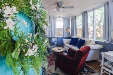 Cottage, 1 Queen Bed, Kitchen, Garden View (Bon Bateau Cottage) | Living area
