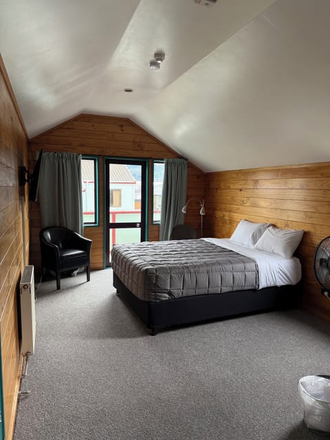 Chalet, 1 Queen Bed | Soundproofing, iron/ironing board, free WiFi