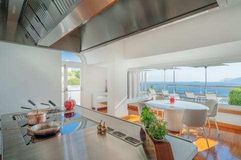 2 restaurants, breakfast served