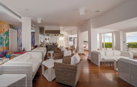 2 restaurants, breakfast served