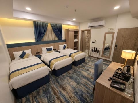 Triple Room | In-room safe, bed sheets