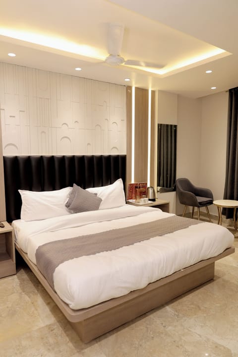 Deluxe Double or Twin Room, City View | Desk, laptop workspace, free WiFi