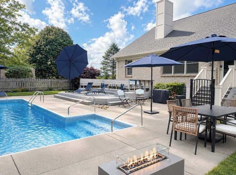 Outdoor pool, pool umbrellas, sun loungers