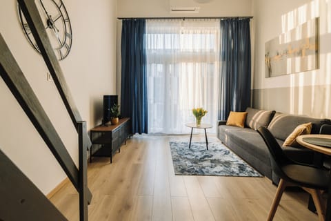 Comfort Apartment, Balcony | Living area