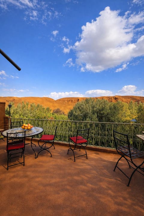 Family Room, Balcony, Garden View | Living area