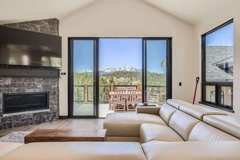 Townhome, Multiple Beds, Hot Tub, Mountain View (A-D-ED14C) | Living area