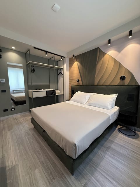 Double or Twin Room | Minibar, in-room safe, desk, laptop workspace