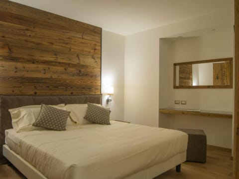 Superior | Minibar, in-room safe, iron/ironing board, free WiFi