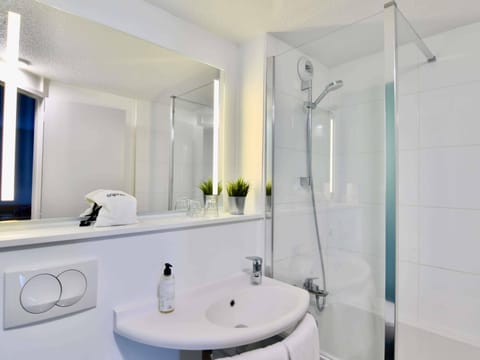 Pillowtop beds, desk, laptop workspace, soundproofing