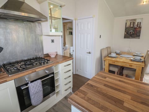 Cottage | Private kitchen | Dishwasher, cookware/dishes/utensils