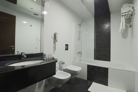 Executive Suite | Bathroom | Shower, free toiletries, hair dryer, bathrobes