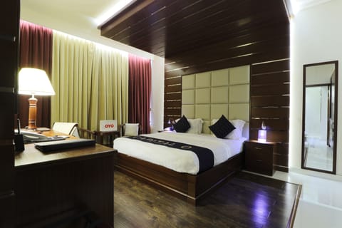 Executive Suite | Minibar, iron/ironing board, free WiFi, bed sheets