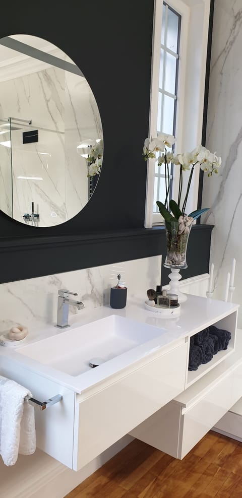 Double Room, Garden View (Heritage) | Bathroom | Shower, free toiletries, hair dryer, bathrobes