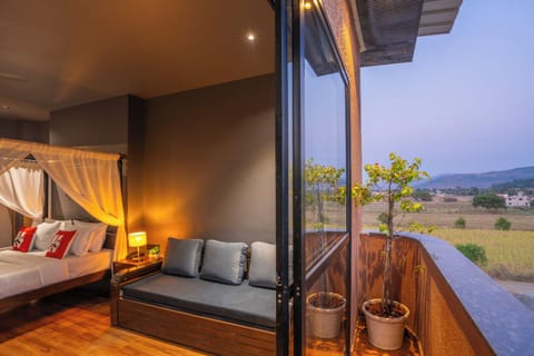 Deluxe Quad Room | In-room safe, laptop workspace, iron/ironing board, free WiFi