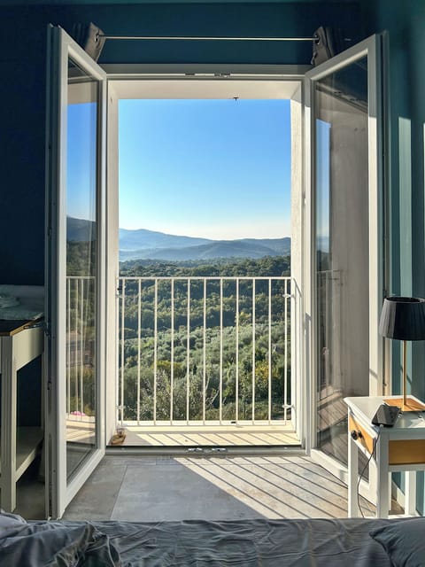 Deluxe House, Valley View | Blackout drapes, soundproofing, iron/ironing board, free WiFi