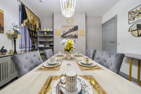 House, 2 Bedrooms, Balcony, Garden View | Dining room