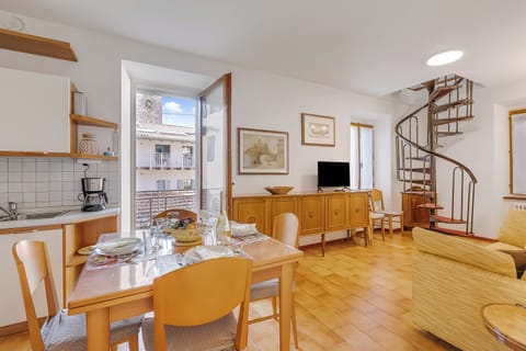 Standard Apartment, 2 Bedrooms, Balcony (Kirribilli House - Central Nago) | Dining