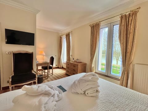 Classic Suite, 1 Bedroom, Bathtub, River View | 1 bedroom, premium bedding, in-room safe, individually decorated