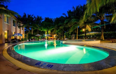 Outdoor pool, sun loungers