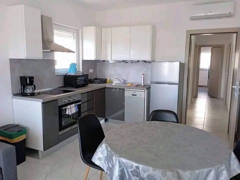 Apartment, 2 Bedrooms, Smoking | Private kitchen