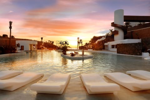 4 outdoor pools, pool umbrellas, sun loungers