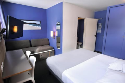 Desk, WiFi, bed sheets