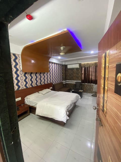 Deluxe Double Room, City View | Desk, laptop workspace, iron/ironing board, WiFi (free)