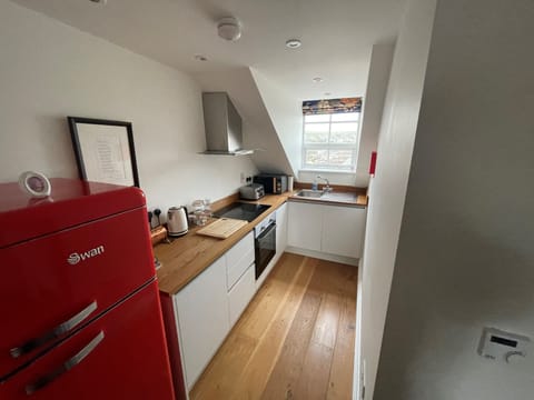 One Bedroom Luxury Apartment - Spires - (Adjacent to hotel less than 15metres) | Private kitchen