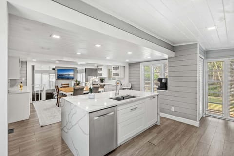 House (Multiple Bedrooms) | Private kitchen | Fridge, microwave, oven, stovetop