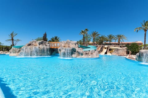 6 outdoor pools, sun loungers