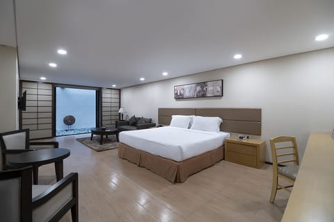 Business Suite A | Minibar, in-room safe, desk, laptop workspace