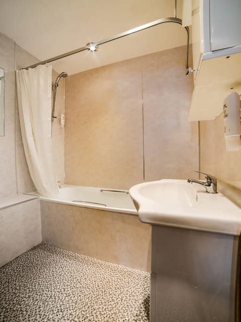 Deluxe Double Room | Bathroom | Shower, hair dryer, towels, soap