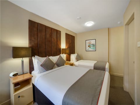 Deluxe Triple Room | 1 bedroom, desk, iron/ironing board, free cribs/infant beds