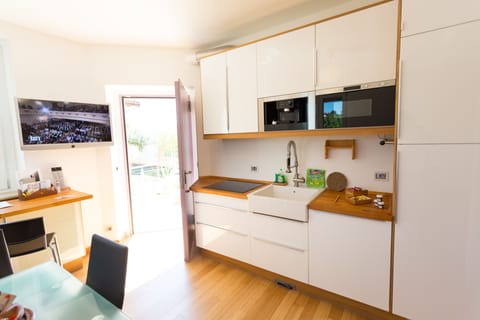 Full-size fridge, microwave, stovetop, dishwasher