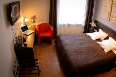 Standard Double Room | 1 bedroom, premium bedding, desk, iron/ironing board