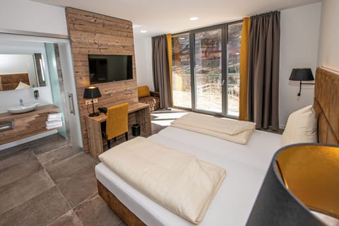 Hypo-allergenic bedding, in-room safe, desk, blackout drapes