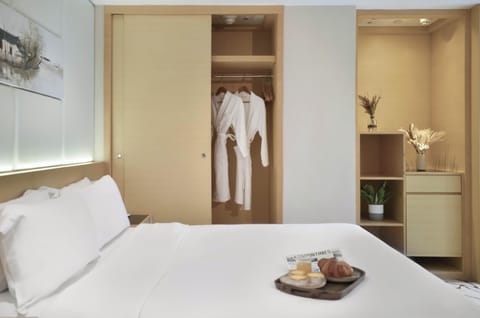 Premier Suite (2 Double OR 1 Twin and 1 Double Bed) | Egyptian cotton sheets, premium bedding, minibar, in-room safe