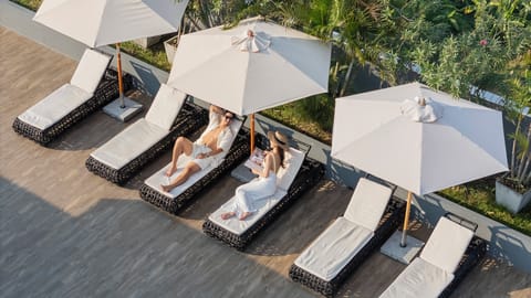 Outdoor pool, pool umbrellas, sun loungers