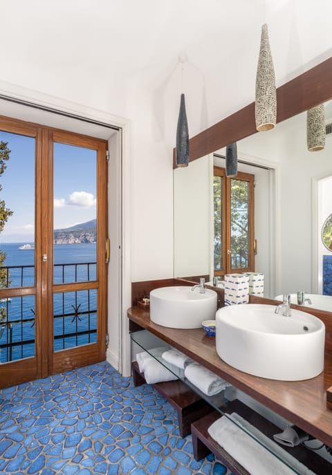 Presidential Suite, Jetted Tub, Sea View | Bathroom | Free toiletries, hair dryer, bathrobes, slippers