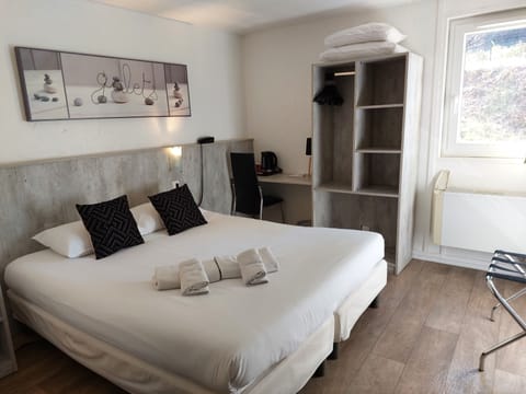 Double Room | Desk, laptop workspace, blackout drapes, free WiFi