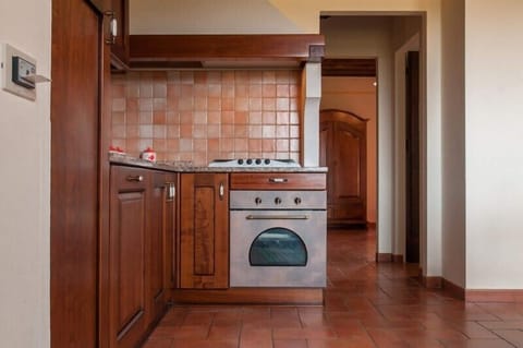 Fridge, stovetop, dishwasher, cookware/dishes/utensils