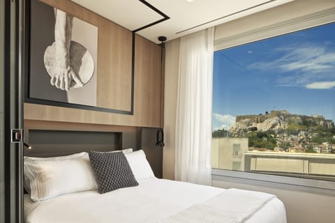 Hypo-allergenic bedding, minibar, in-room safe, desk