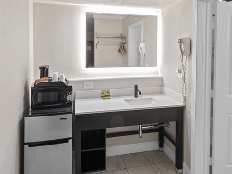 Room, 1 King Bed, Non Smoking | Bathroom | Shower, free toiletries, hair dryer, towels