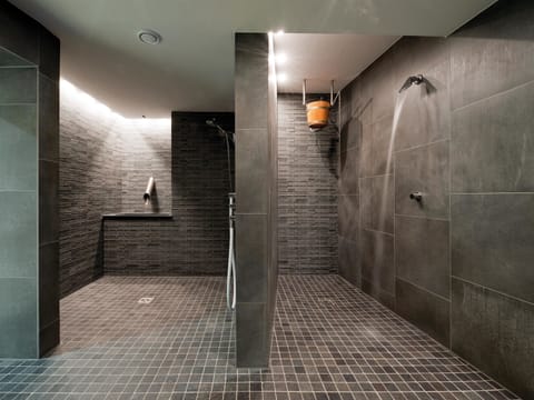 Couples treatment rooms, sauna, hot tub, steam room, body treatments