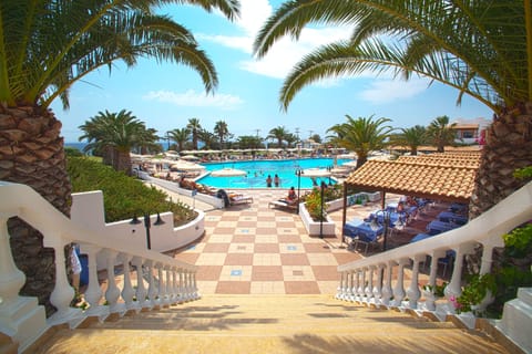 Indoor pool, 2 outdoor pools