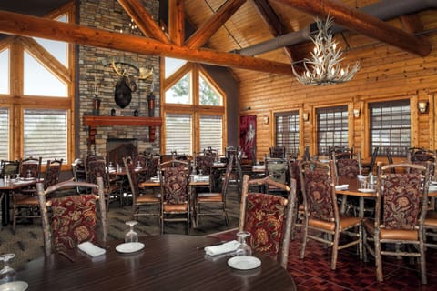 2 restaurants, breakfast, dinner served; American cuisine