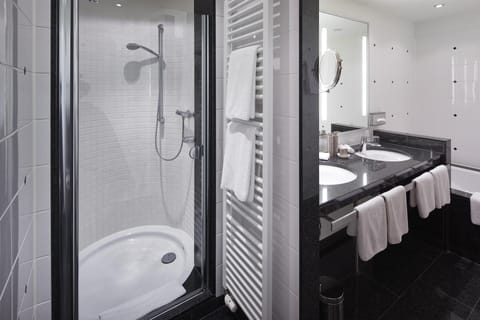 Junior Suite | Bathroom | Shower, hair dryer, bathrobes, slippers