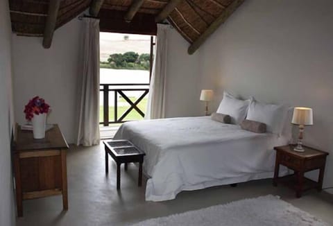 Cob Cottage | Premium bedding, desk, free WiFi